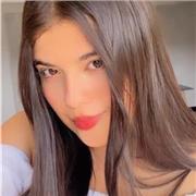 Niñera que ayuda con tareas a los niños